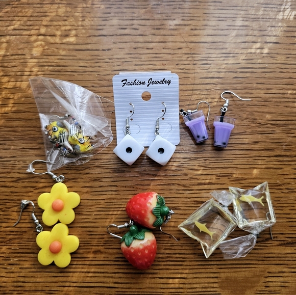 (19) Eclectic Random Earrings Collection - Picture 3 of 4